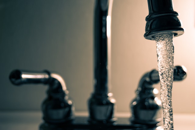 a%20kitchen%20faucet%20with%20the%20water%20running a%20kitchen%20faucet%20with%20the%20water%20running